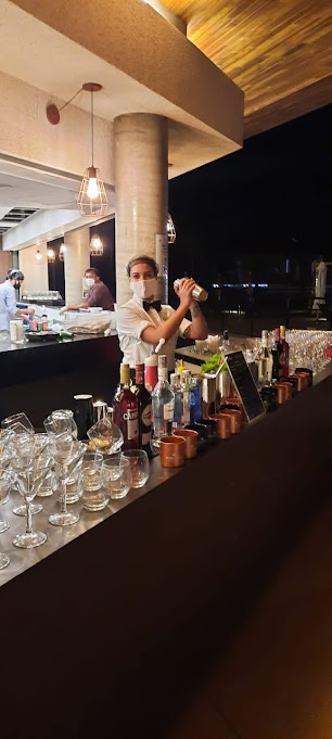 Bartender em bar de coquetelaria